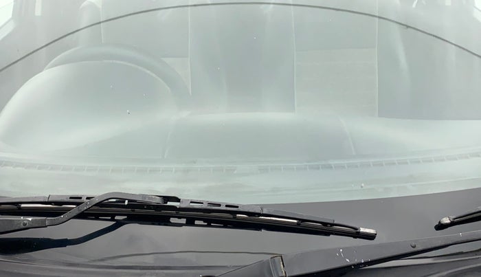 2013 Maruti Swift LXI, Petrol, Manual, 76,814 km, Front windshield - Minor spot on windshield