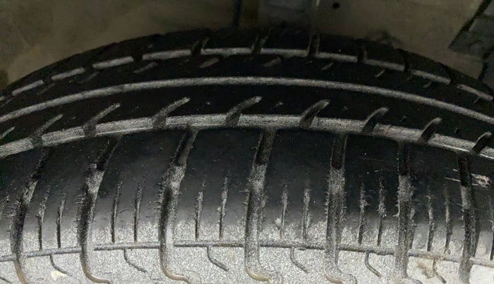 2013 Maruti Swift LXI, Petrol, Manual, 76,814 km, Right Front Tyre Tread