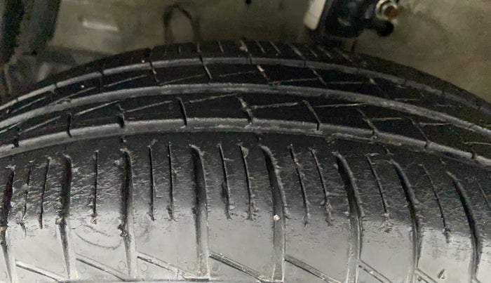 2013 Maruti Swift LXI, Petrol, Manual, 76,814 km, Left Front Tyre Tread