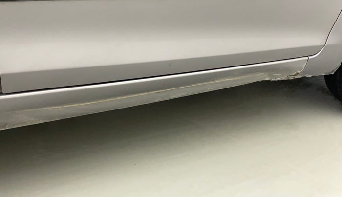 2013 Maruti Swift LXI, Petrol, Manual, 76,814 km, Right running board - Slightly dented