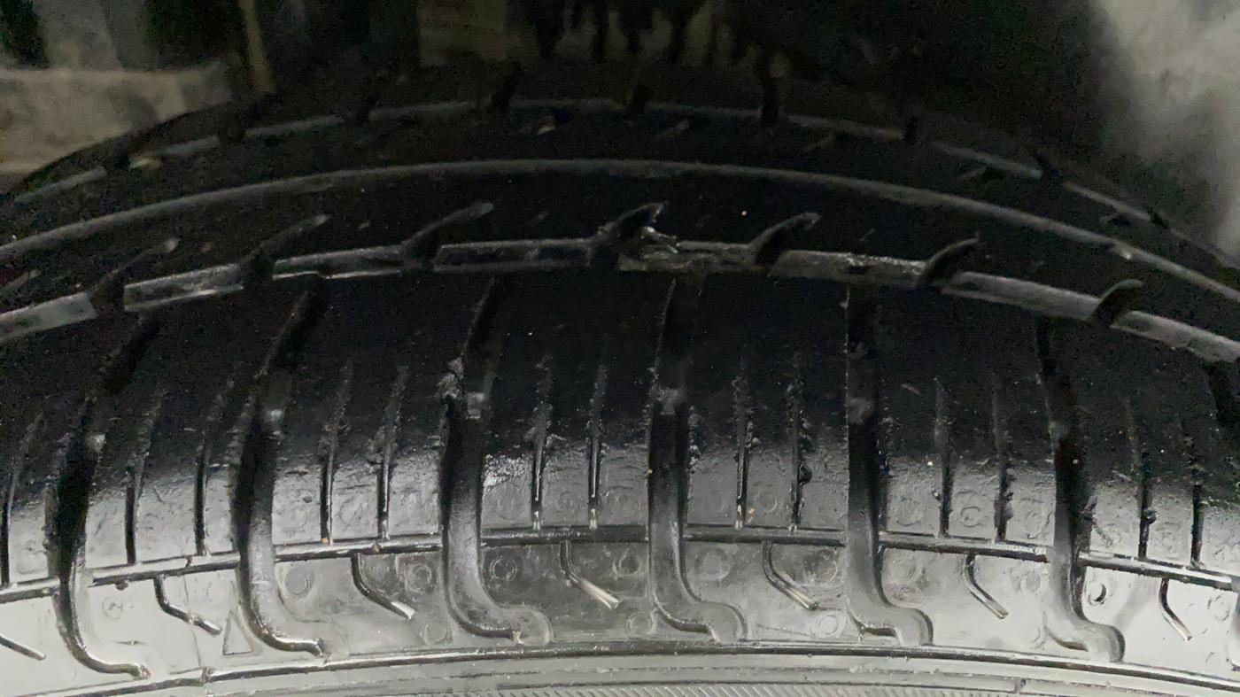 2013 Maruti Swift LXI, Petrol, Manual, 76,814 km, Right Rear Tyre Tread