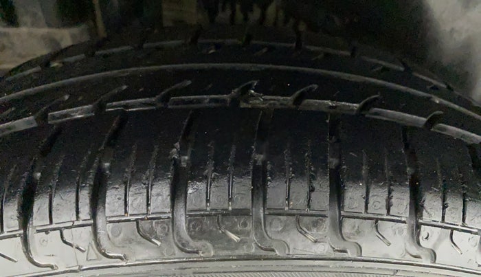 2013 Maruti Swift LXI, Petrol, Manual, 76,814 km, Right Rear Tyre Tread