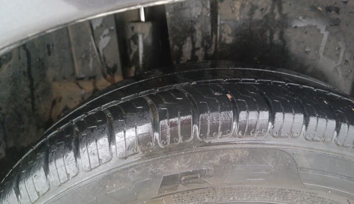 2015 Maruti Ertiga ZXI, Petrol, Manual, 1,04,247 km, Right Rear Tyre Tread
