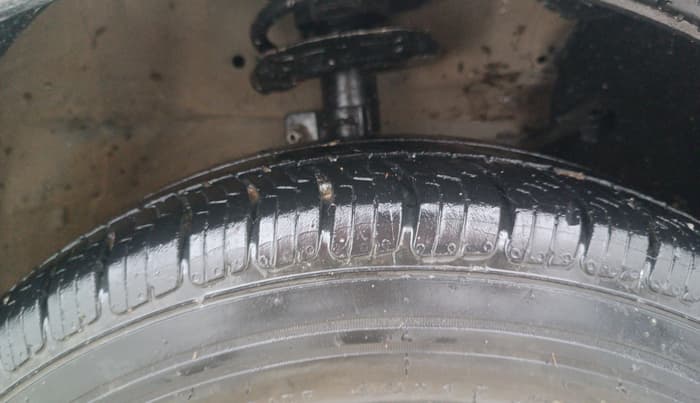2015 Maruti Ertiga ZXI, Petrol, Manual, 1,04,247 km, Right Front Tyre Tread