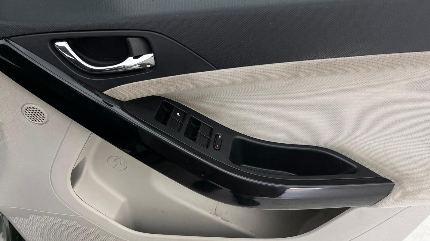 2022 Tata NEXON XZ PLUS DIESEL SUNROOF, Diesel, Manual, 1,13,927 km, Driver Side Door Panels Control