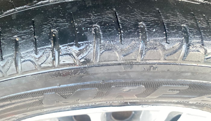 2016 Maruti Wagon R 1.0 VXI, Petrol, Manual, 1,45,459 km, Right Front Tyre Tread