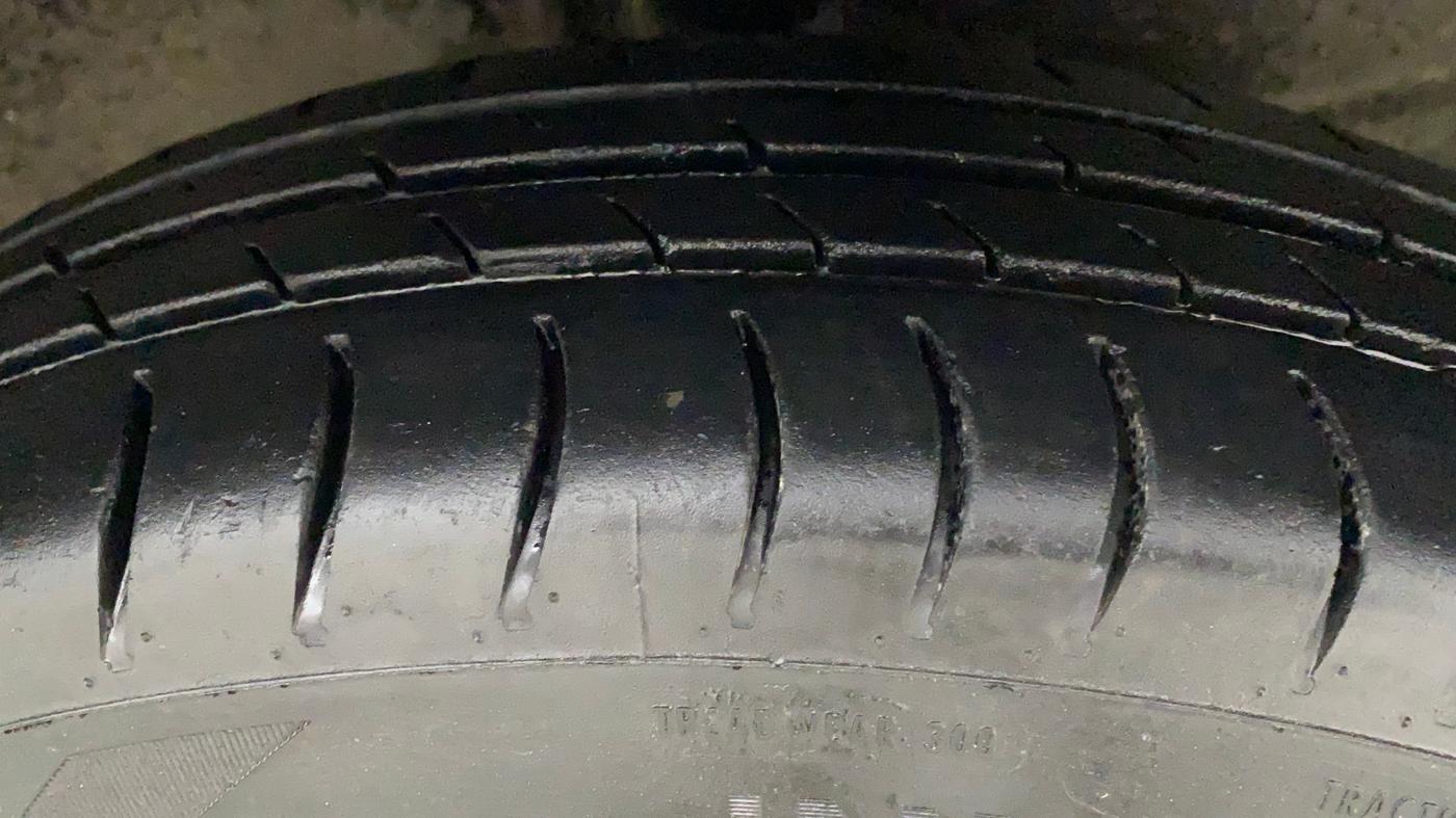 2014 Maruti Wagon R 1.0 LXI CNG, CNG, Manual, 1,11,834 km, Right Front Tyre Tread