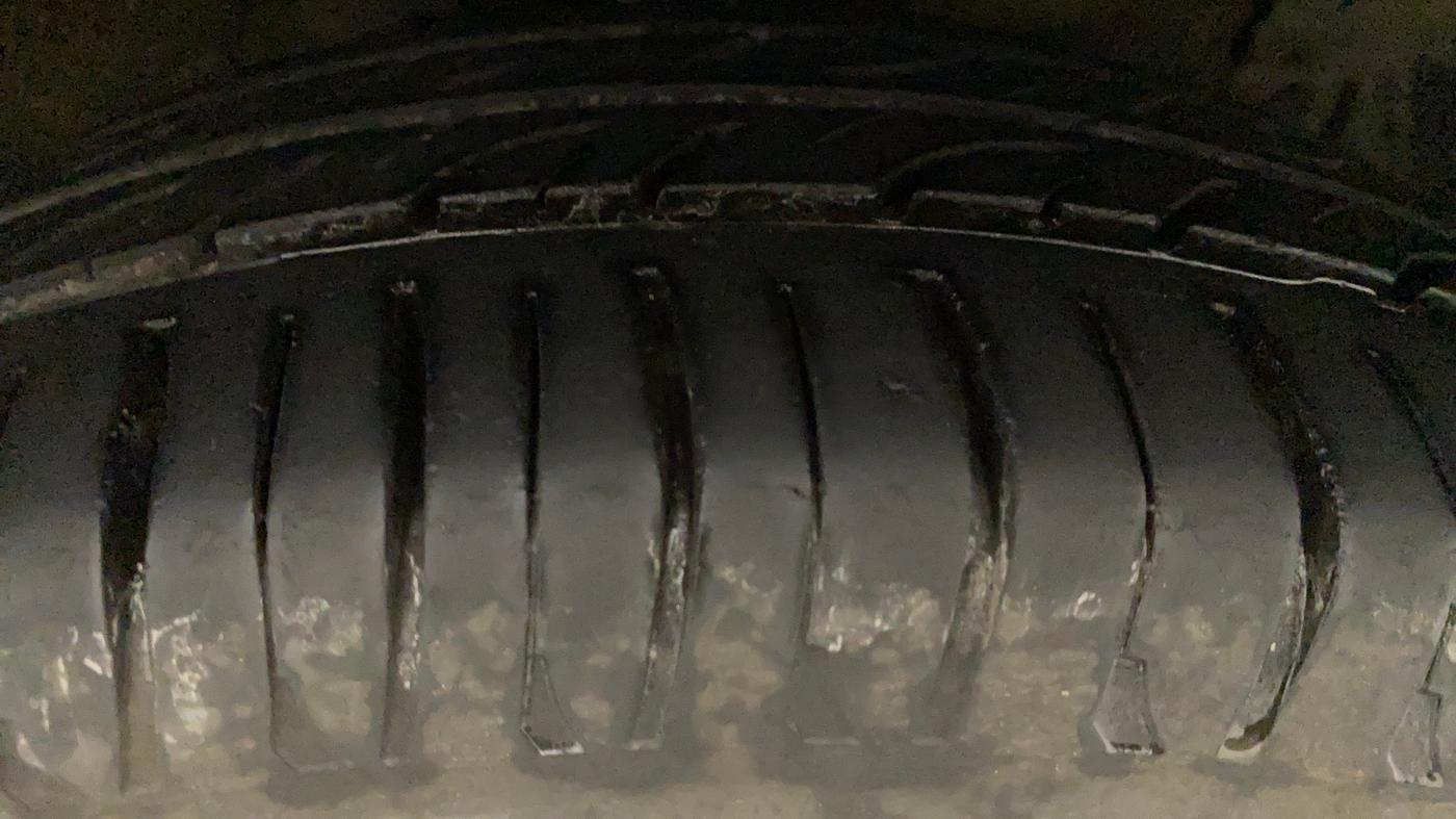 2011 Maruti Swift ZXI, Petrol, Manual, 67,971 km, Right Front Tyre Tread