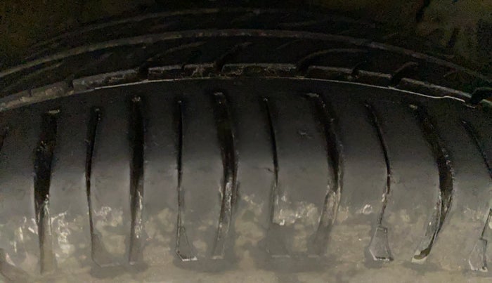 2011 Maruti Swift ZXI, Petrol, Manual, 67,971 km, Right Front Tyre Tread