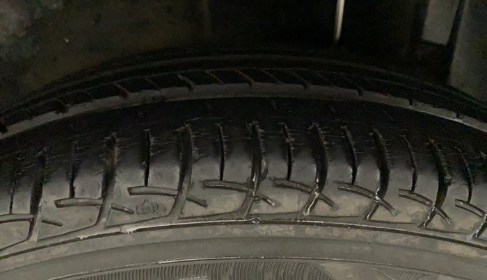 2011 Maruti Swift ZXI, Petrol, Manual, 67,971 km, Left Rear Tyre Tread