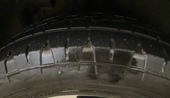 2021 Nissan Kicks XV 1.5, Petrol, Manual, 1,18,335 km, Right Rear Tyre Tread