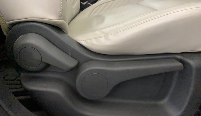 2021 Nissan Kicks XV 1.5, Petrol, Manual, 1,18,335 km, Driver Side Adjustment Panel