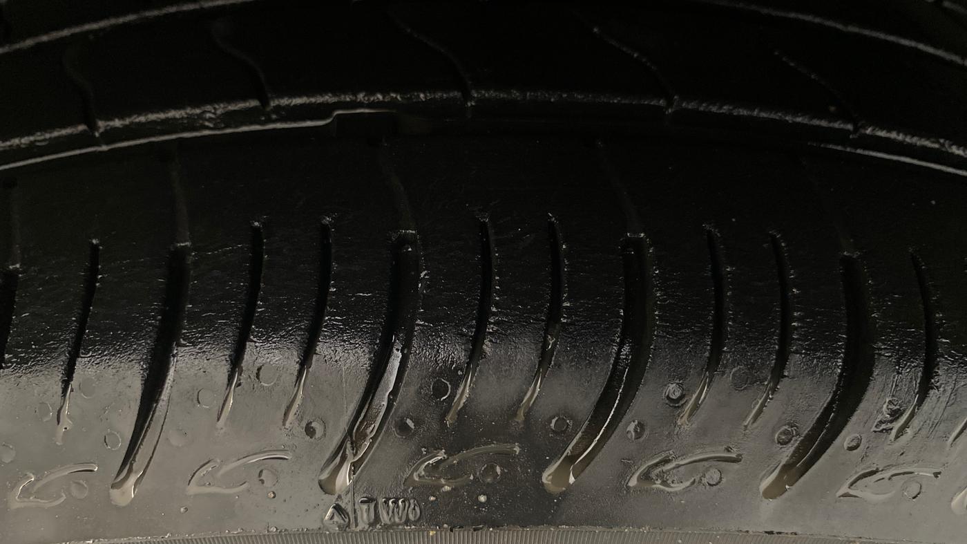 2017 Maruti Baleno DELTA PETROL 1.2, Petrol, Manual, 68,904 km, Left Front Tyre Tread