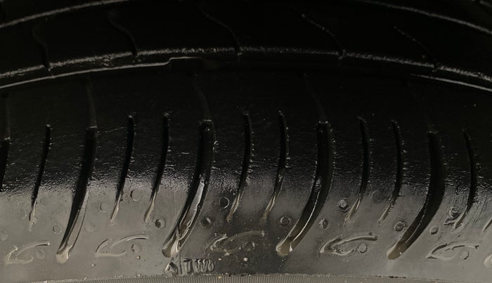 2017 Maruti Baleno DELTA PETROL 1.2, Petrol, Manual, 68,904 km, Left Front Tyre Tread