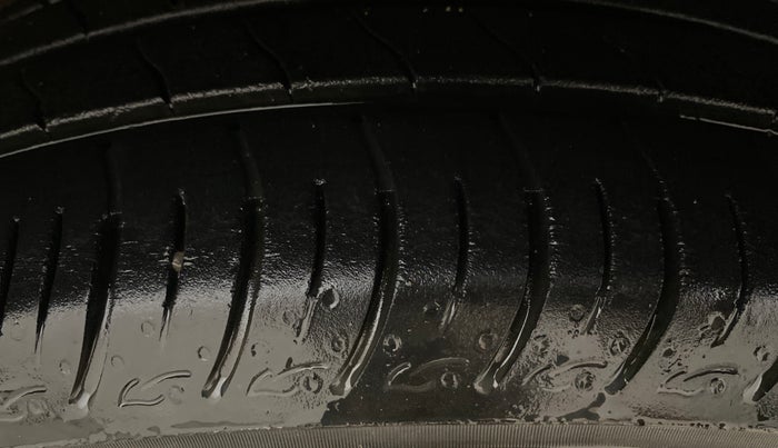 2017 Maruti Baleno DELTA PETROL 1.2, Petrol, Manual, 68,904 km, Right Front Tyre Tread