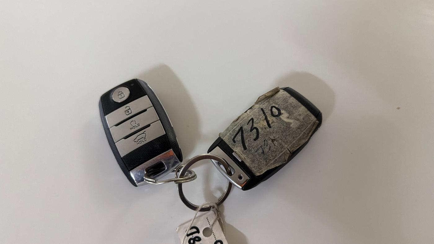 2022 KIA SELTOS HTX IVT 1.5 PETROL, Petrol, Automatic, 83,479 km, Key Close Up