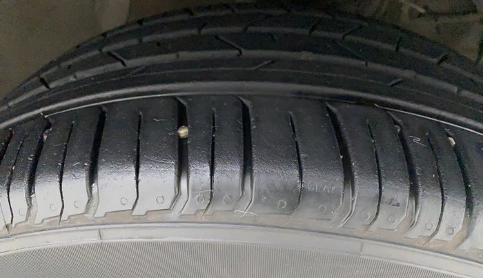 2016 Maruti Vitara Brezza ZDI, Diesel, Manual, 66,389 km, Right Front Tyre Tread