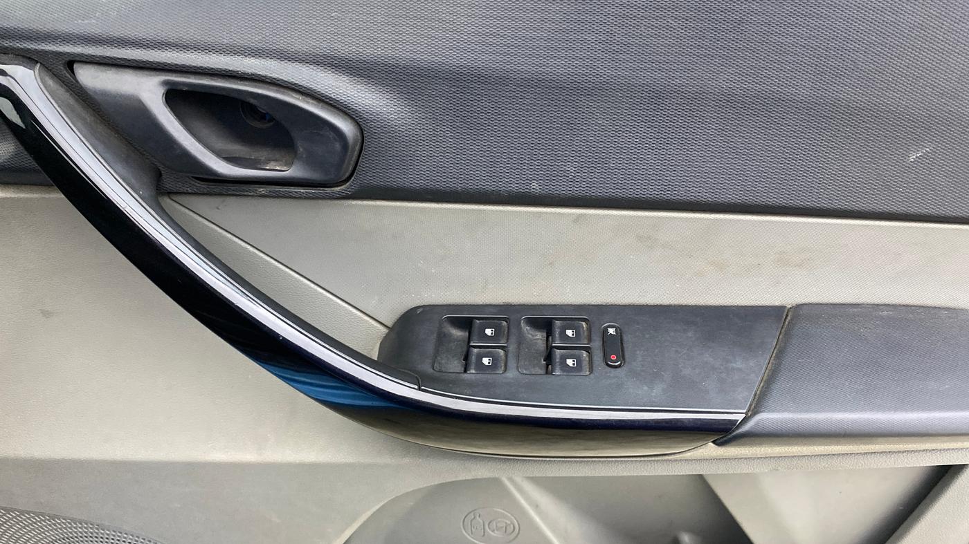 2017 Tata Tiago XT PETROL, Petrol, Manual, 73,475 km, Driver Side Door Panels Control