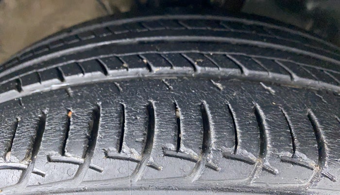 2017 Volkswagen Polo HIGHLINE PLUS 1.2L PETROL, CNG, Manual, 45,278 km, Right Front Tyre Tread