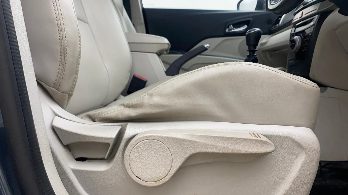 2019 Mahindra XUV300 W8 (O) 1.2 PETROL, Petrol, Manual, 93,903 km, Driver Side Adjustment Panel