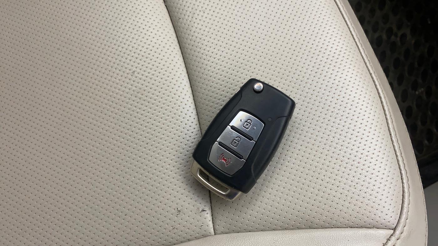 2019 Mahindra XUV300 W8 (O) 1.2 PETROL, Petrol, Manual, 93,903 km, Key Close Up