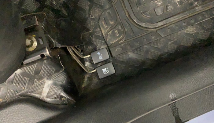 2016 Maruti Wagon R 1.0 VXI AMT, Petrol, Automatic, 66,992 km, Flooring - Dicky opening lever is not working