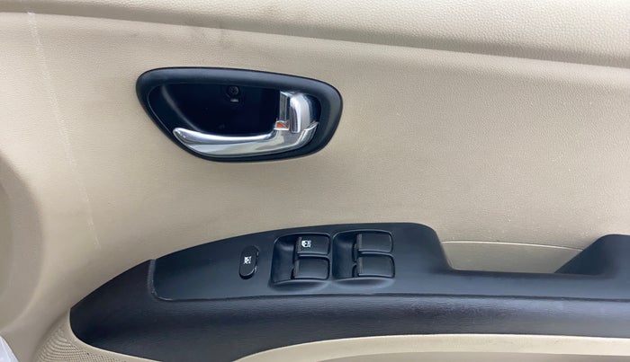 2015 Hyundai i10 SPORTZ 1.1, Petrol, Manual, 47,598 km, Driver Side Door Panels Control