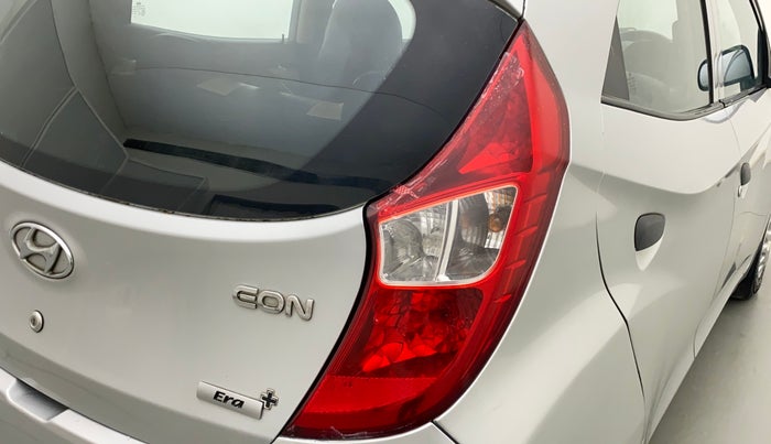 2015 Hyundai Eon ERA +, Petrol, Manual, 40,624 km, Right tail light - Minor damage