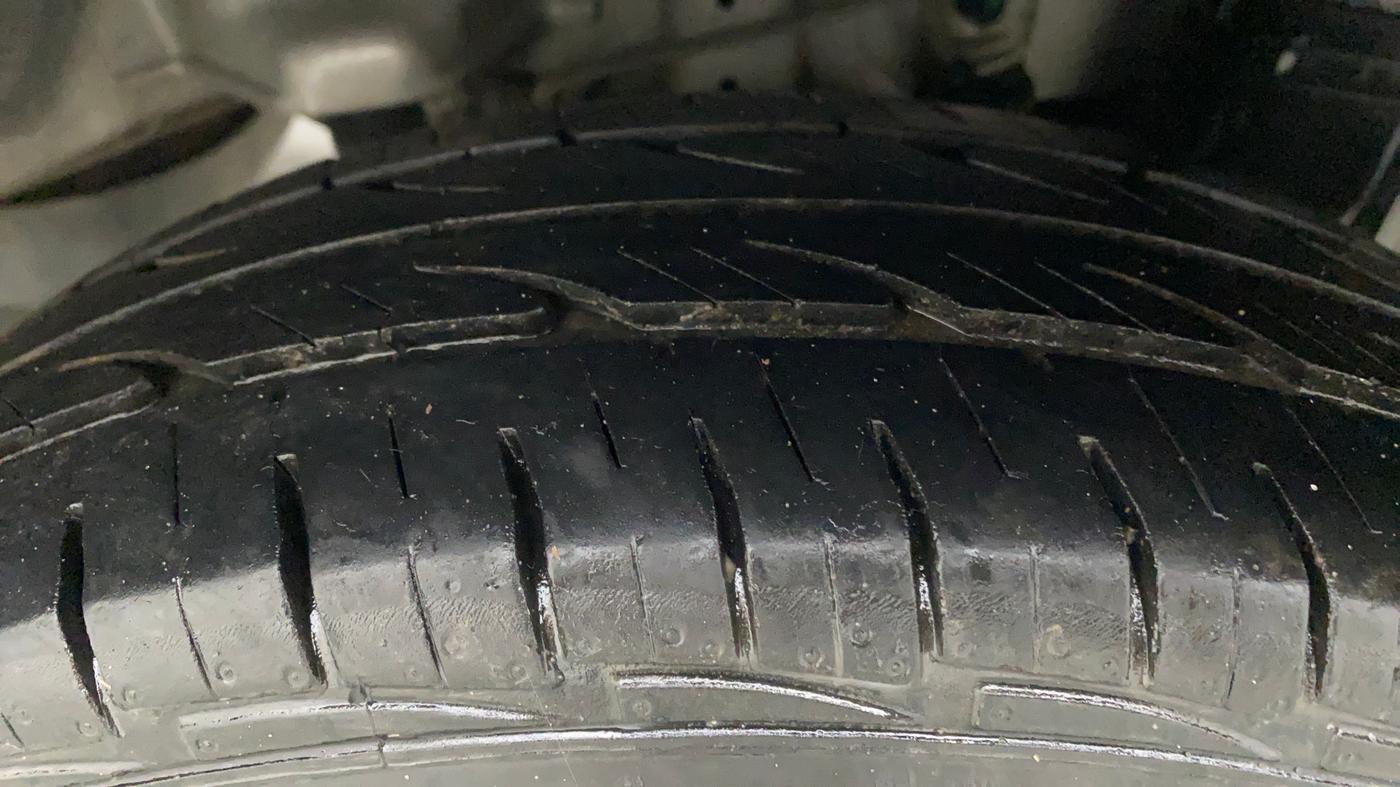 2015 Hyundai Eon ERA +, Petrol, Manual, 40,624 km, Left Rear Tyre Tread