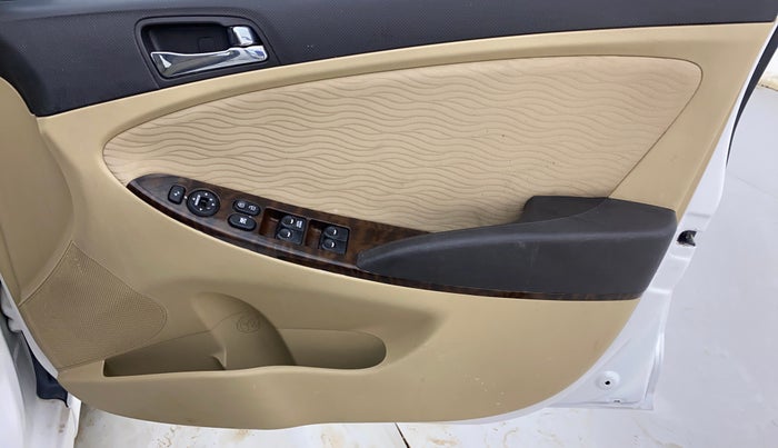 2015 Hyundai Verna FLUIDIC 1.6 CRDI SX, Diesel, Manual, 33,813 km, Driver Side Door Panels Control