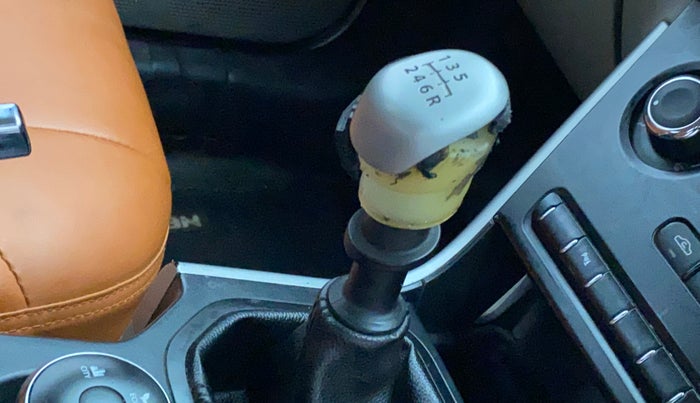 2018 Tata NEXON XM DIESEL, Diesel, Manual, 99,608 km, Gear lever - Knob cover torn
