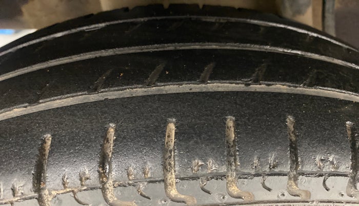 2016 Renault Kwid 1.0 RXT Opt AT, Petrol, Automatic, 62,527 km, Right Rear Tyre Tread