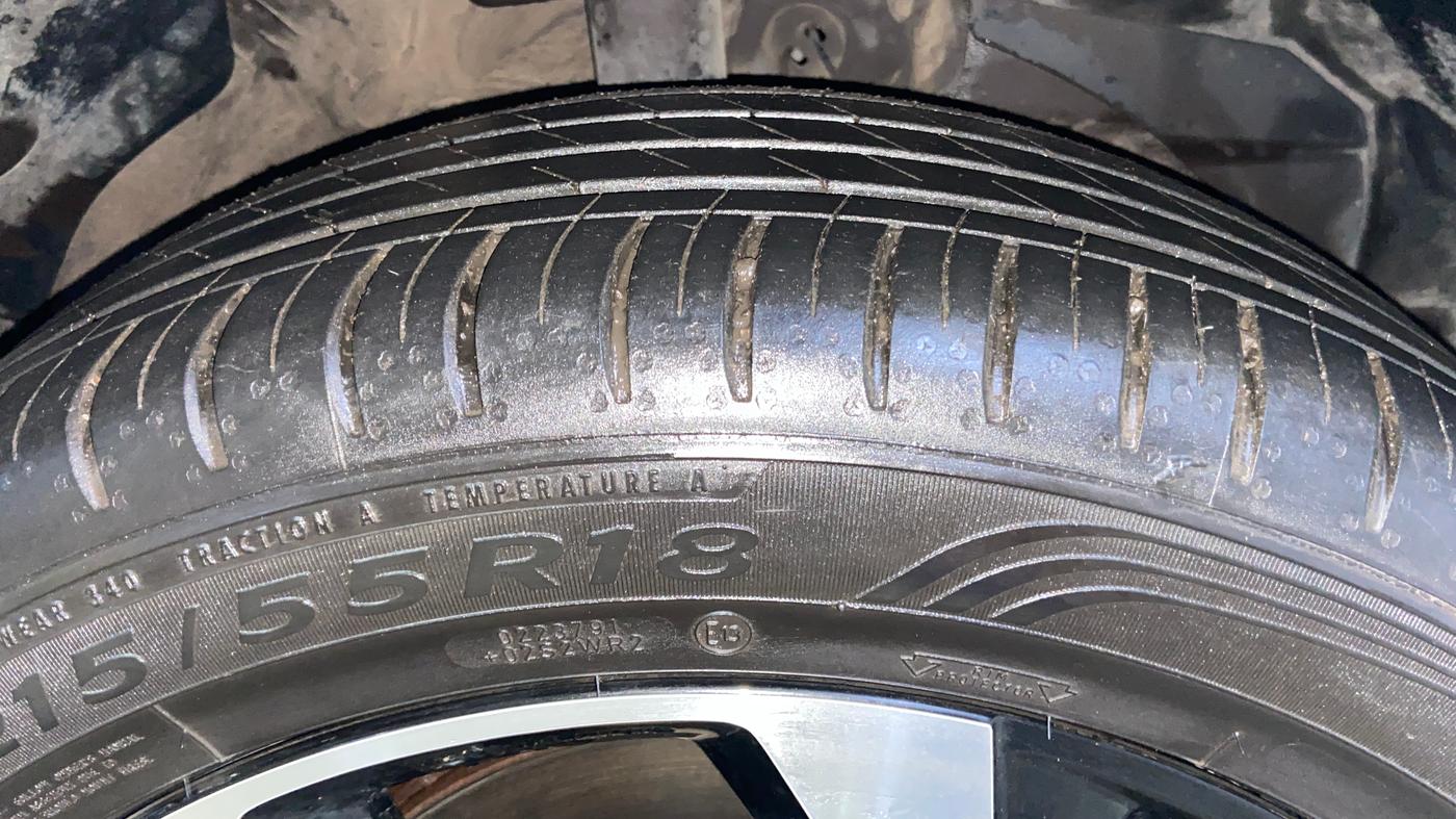2023 MG HECTOR SAVVY PRO 1.5 TURBO CVT PETROL, Petrol, Automatic, 29,596 km, Right Front Tyre Tread