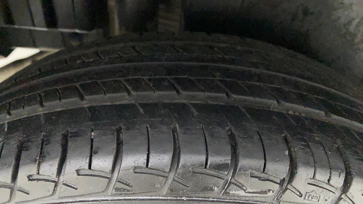 2014 Maruti Swift ZXI, Petrol, Manual, 54,596 km, Right Rear Tyre Tread