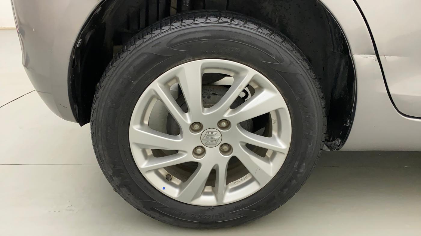 2014 Maruti Swift ZXI, Petrol, Manual, 54,596 km, Right Rear Wheel