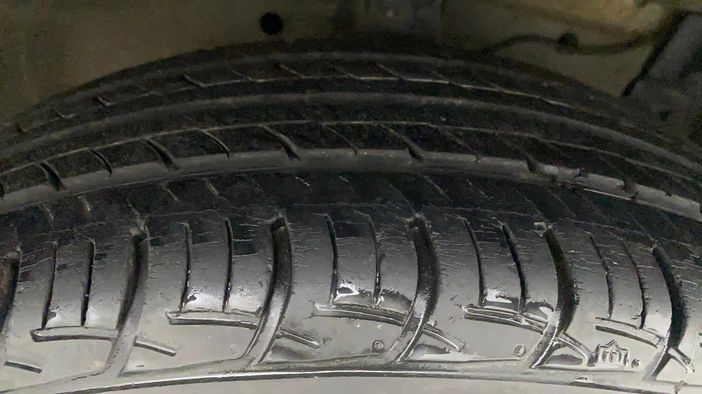 2014 Maruti Swift ZXI, Petrol, Manual, 54,596 km, Right Front Tyre Tread
