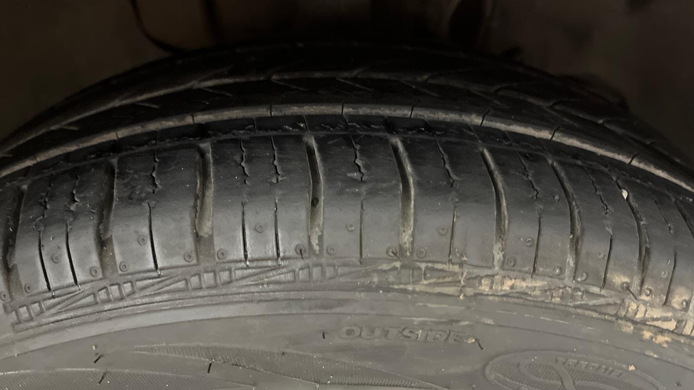 2017 Tata Tiago XZA PETROL, CNG, Automatic, 64,208 km, Right Front Tyre Tread