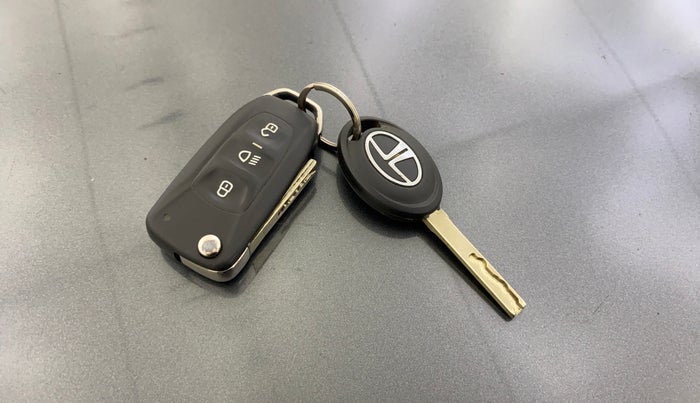 2020 Tata NEXON XM SUNROOF PETROL, Petrol, Manual, 1,16,298 km, Key Close Up