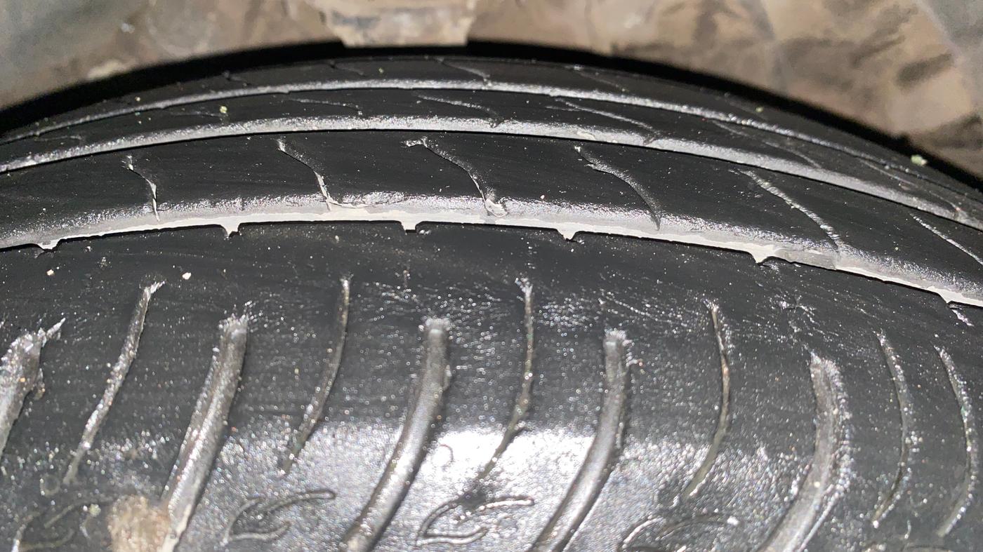 2024 Mahindra XUV 3XO AX5 1.2 L TCMPFI AT, Petrol, Automatic, 31,685 km, Right Front Tyre Tread
