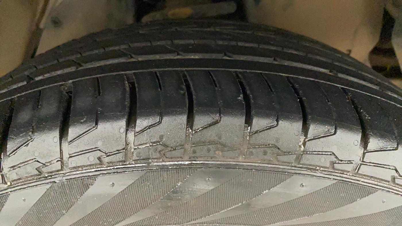 2019 Toyota Innova Crysta 2.8 ZX AT 7 STR, Diesel, Automatic, 90,337 km, Right Front Tyre Tread