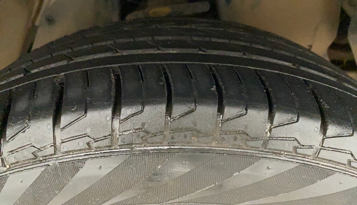 2019 Toyota Innova Crysta 2.8 ZX AT 7 STR, Diesel, Automatic, 90,337 km, Right Front Tyre Tread