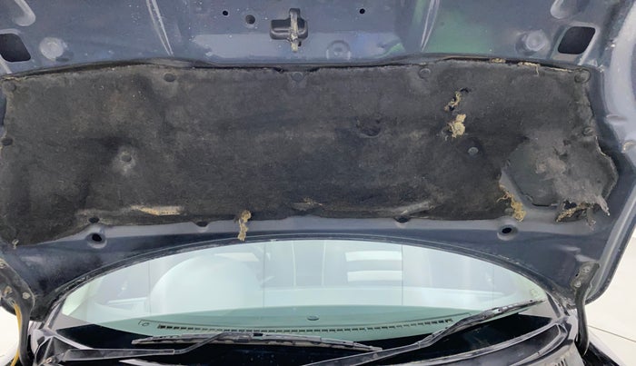 2011 Maruti Swift VDI, Diesel, Manual, 1,19,638 km, Bonnet (hood) - Insulation cover has minor damage