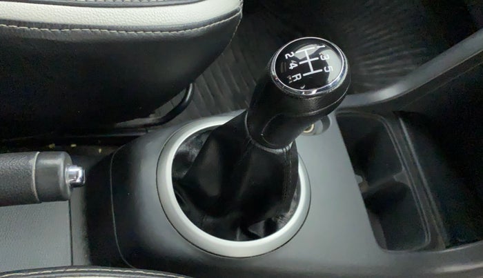 2011 Maruti Swift VDI, Diesel, Manual, 1,19,638 km, Gear lever - Boot Cover minor damage