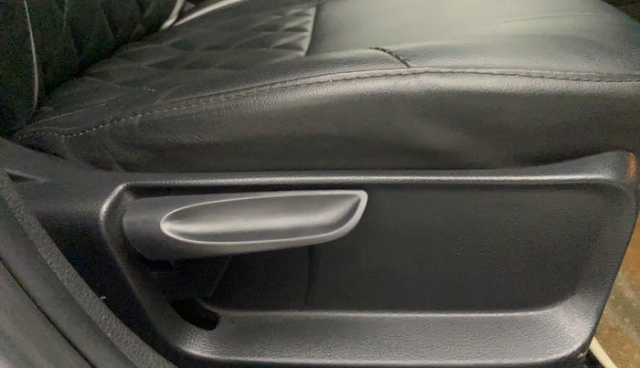 2014 Volkswagen Polo COMFORTLINE 1.2L, Petrol, Manual, 25,705 km, Driver Side Adjustment Panel