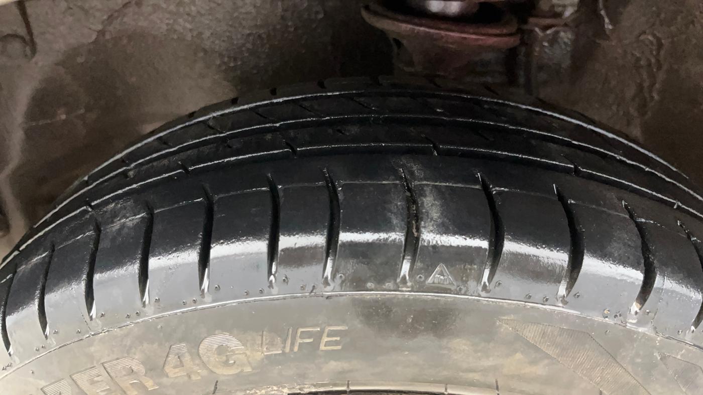 2015 Maruti Alto K10 LXI CNG, CNG, Manual, 50,754 km, Left Front Tyre Tread