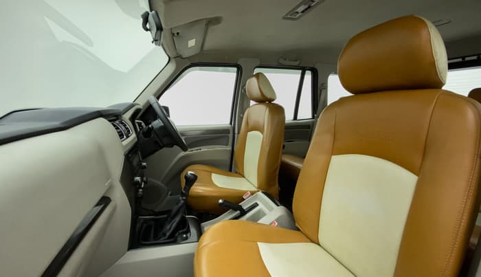 2016 Mahindra Scorpio S6 PLUS, Diesel, Manual, 47,160 km, Right Side Front Door Cabin