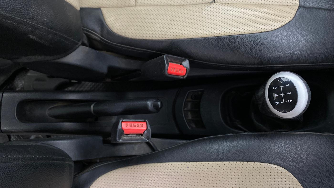 2013 Maruti Wagon R 1.0 LXI, Petrol, Manual, 84,321 km, Gear Lever