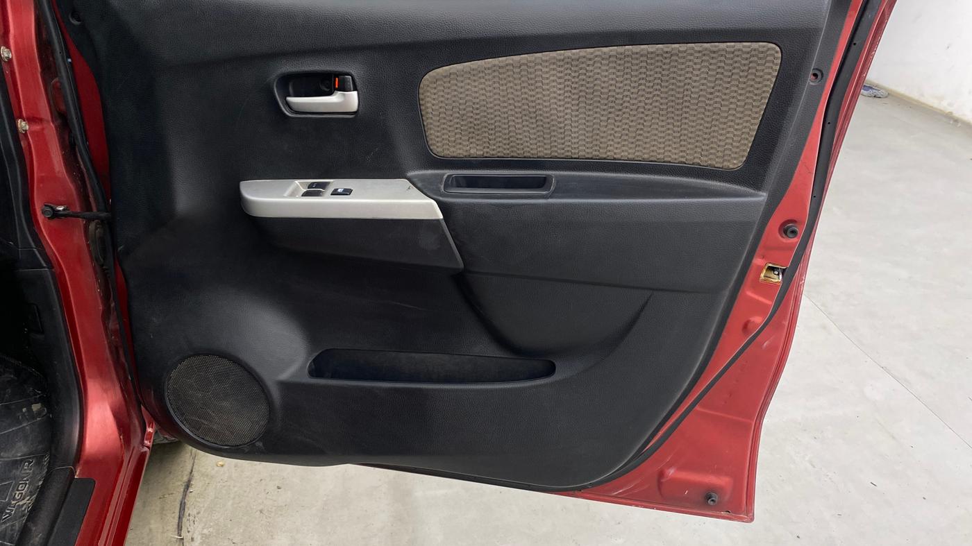 2013 Maruti Wagon R 1.0 LXI, Petrol, Manual, 84,321 km, Driver Side Door Panels Control