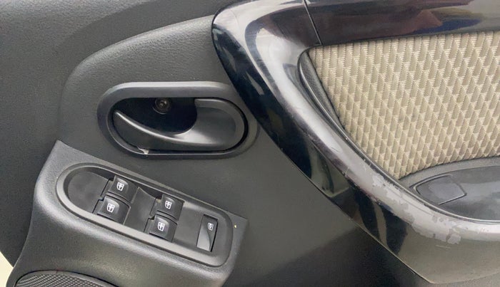 2015 Renault Duster 85 PS RXL DIESEL, Diesel, Manual, 98,396 km, Driver Side Door Panels Control