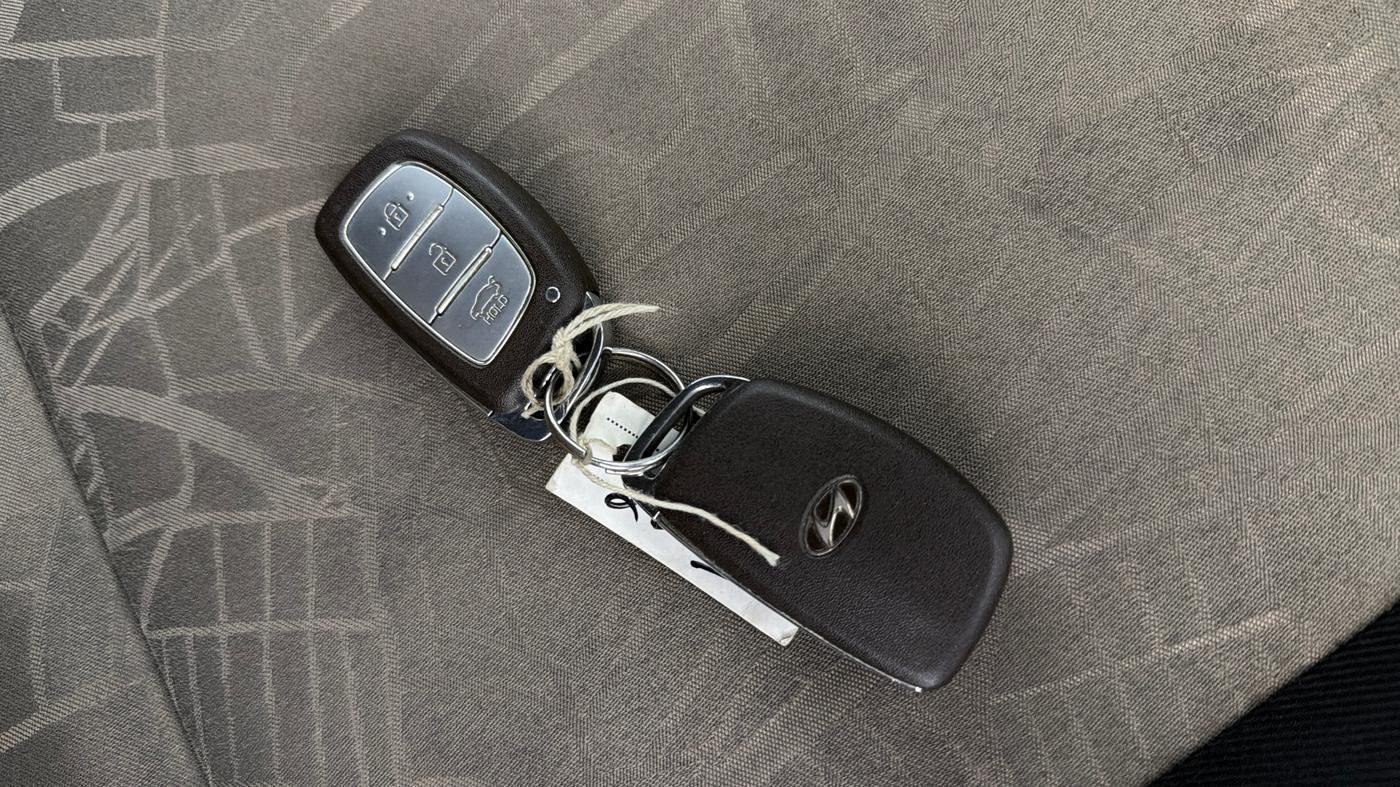2016 Hyundai Grand i10 ASTA AT 1.2 KAPPA VTVT, Petrol, Automatic, 65,031 km, Key Close Up